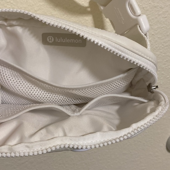 Lululemon White Wunder Puff 1L Fanny Pack Belt Bag Adjustable Strap - Picture 7 of 9